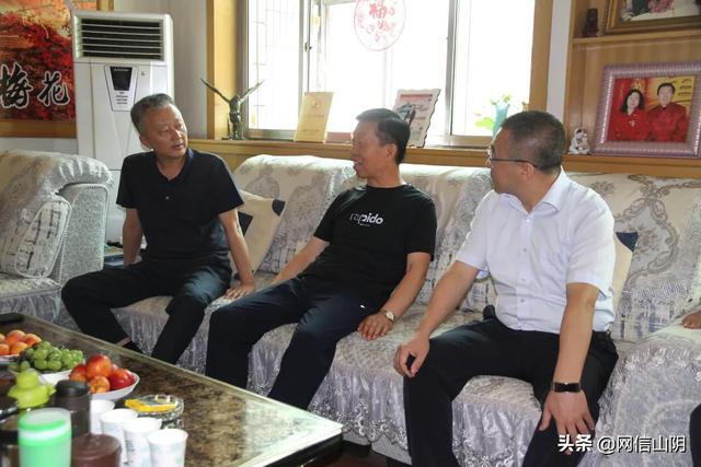 王世杰走访慰问退休老干部老党员